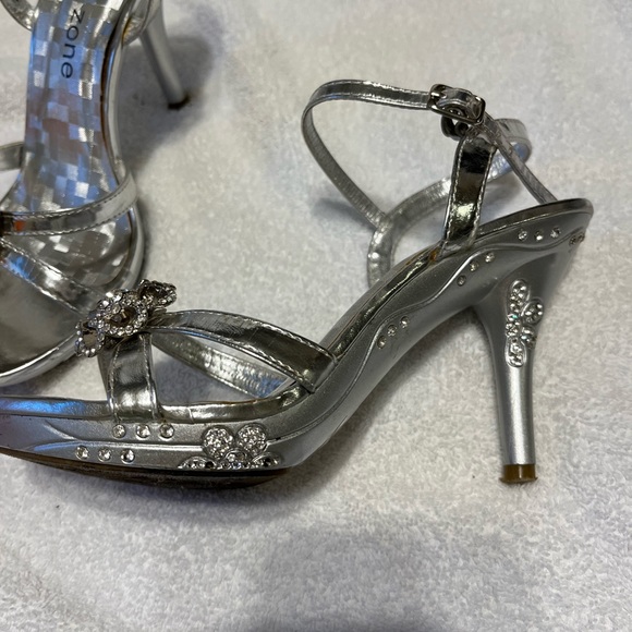 Silver Heels, size 6 - Picture 9 of 12